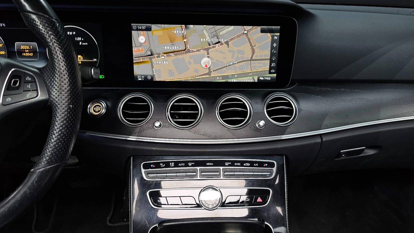 Mercedes-Benz E 300 Avantgarde * DIGITAL * 360 * ОБДУХ * ПАНО * М. ТОЧ, снимка 9 - Автомобили и джипове - 56309312