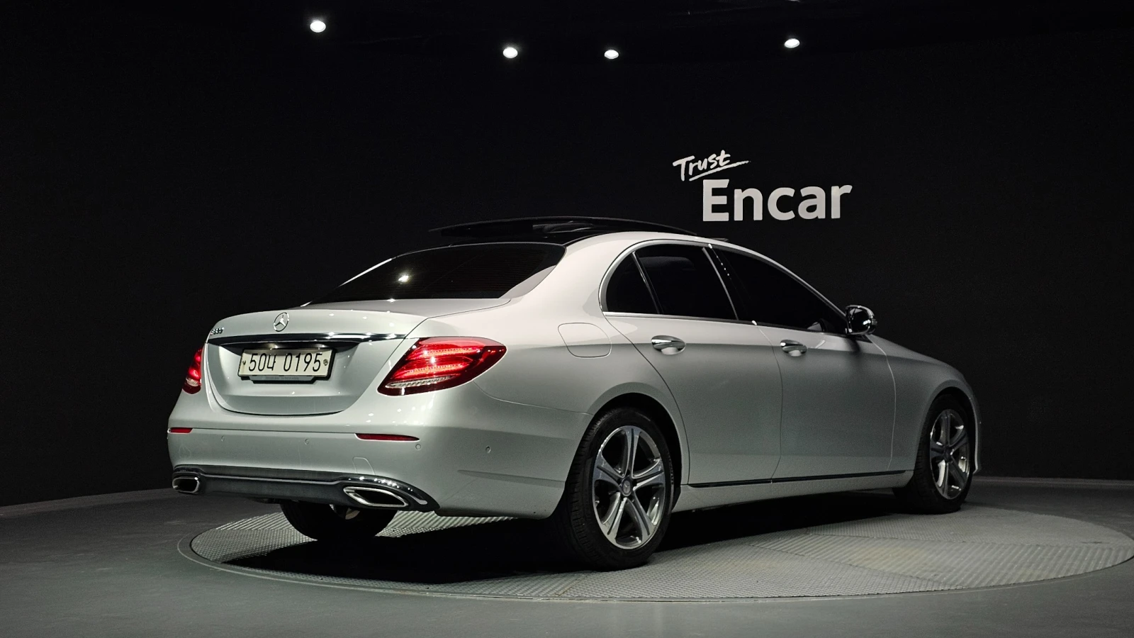 Mercedes-Benz E 300 Avantgarde * DIGITAL * 360 * ОБДУХ * ПАНО * М. ТОЧ, снимка 3 - Автомобили и джипове - 56309312