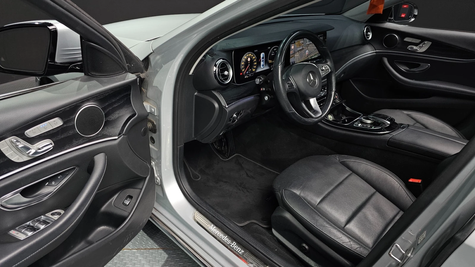 Mercedes-Benz E 300 Avantgarde * DIGITAL * 360 * ОБДУХ * ПАНО * М. ТОЧ, снимка 11 - Автомобили и джипове - 56309312