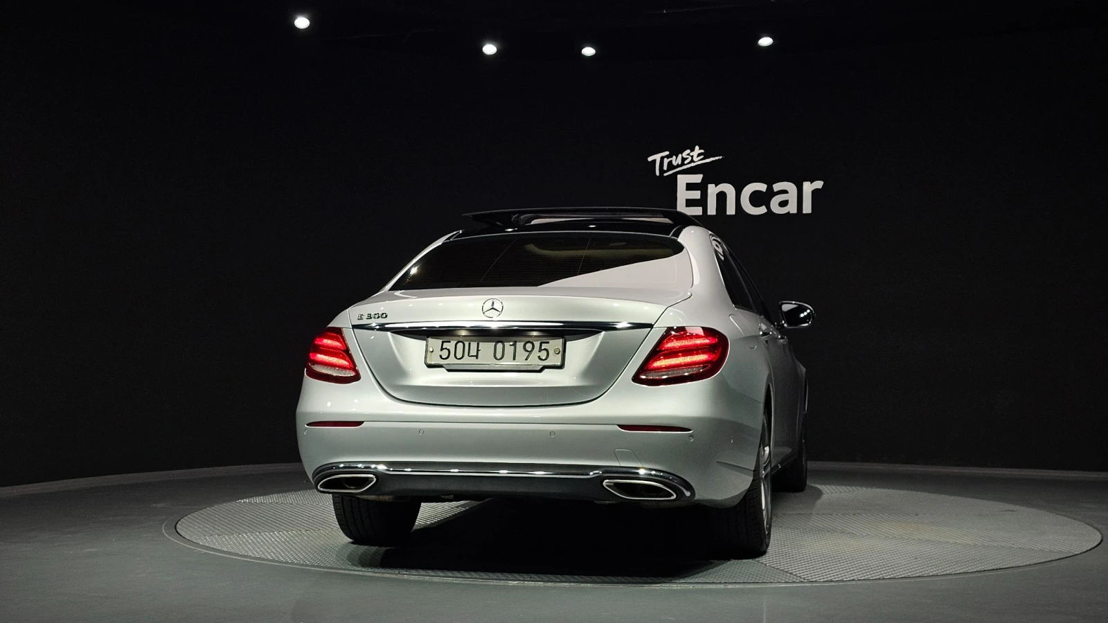 Mercedes-Benz E 300 Avantgarde * DIGITAL * 360 * ОБДУХ * ПАНО * М. ТОЧ, снимка 4 - Автомобили и джипове - 56309312