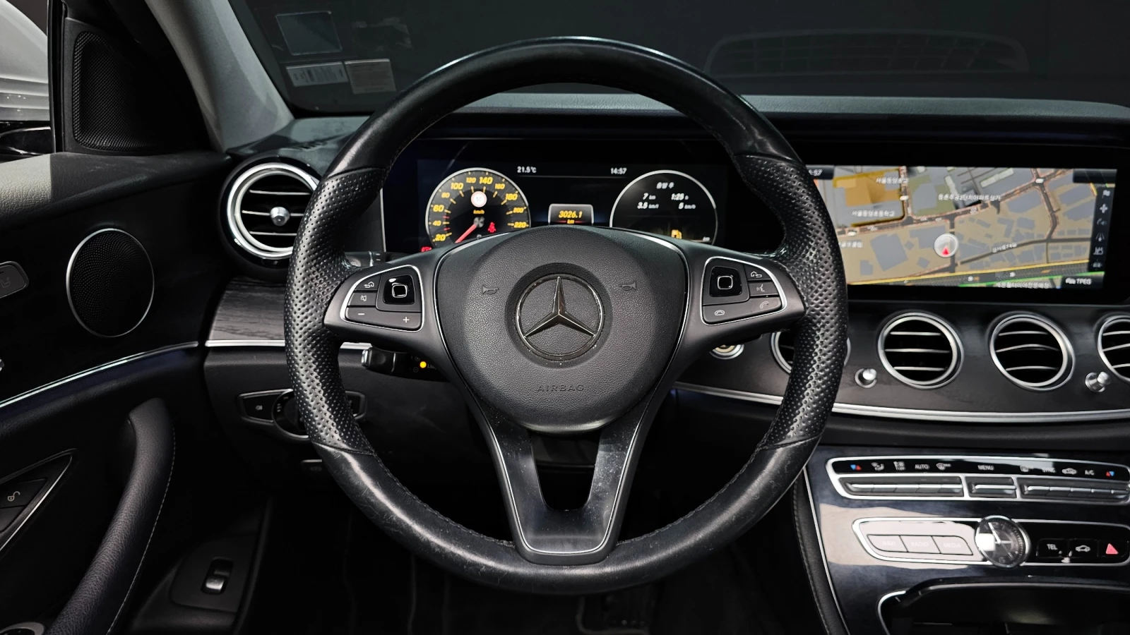 Mercedes-Benz E 300 Avantgarde * DIGITAL * 360 * ОБДУХ * ПАНО * М. ТОЧ, снимка 8 - Автомобили и джипове - 56309312