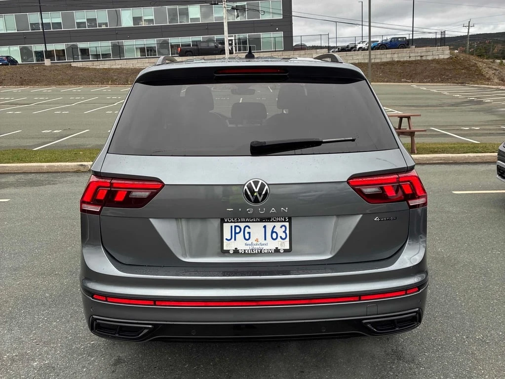 VW Tiguan * Comfortline R Line Black Edition * CARFAX * БЕЗ  - изображение 4