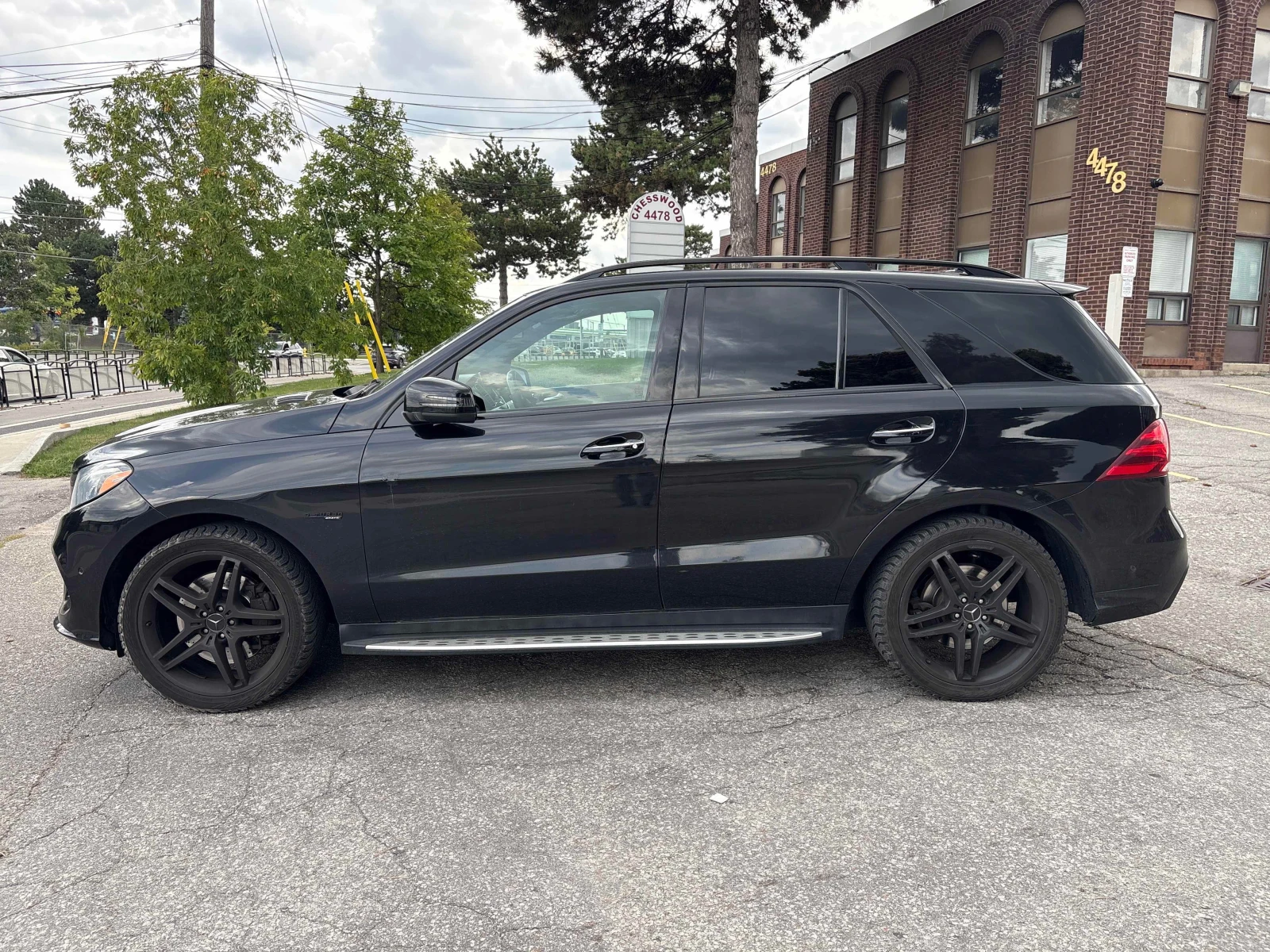 Mercedes-Benz GLE 43 AMG 4MATIC | CARFAX | АВТОКРЕДИТ БЕЗ ПЪРВОНАЧАЛНА, снимка 3 - Автомобили и джипове - 55872274