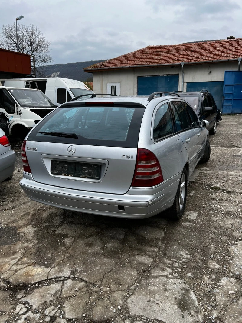 Mercedes-Benz C 220, снимка 4 - Автомобили и джипове - 40290708