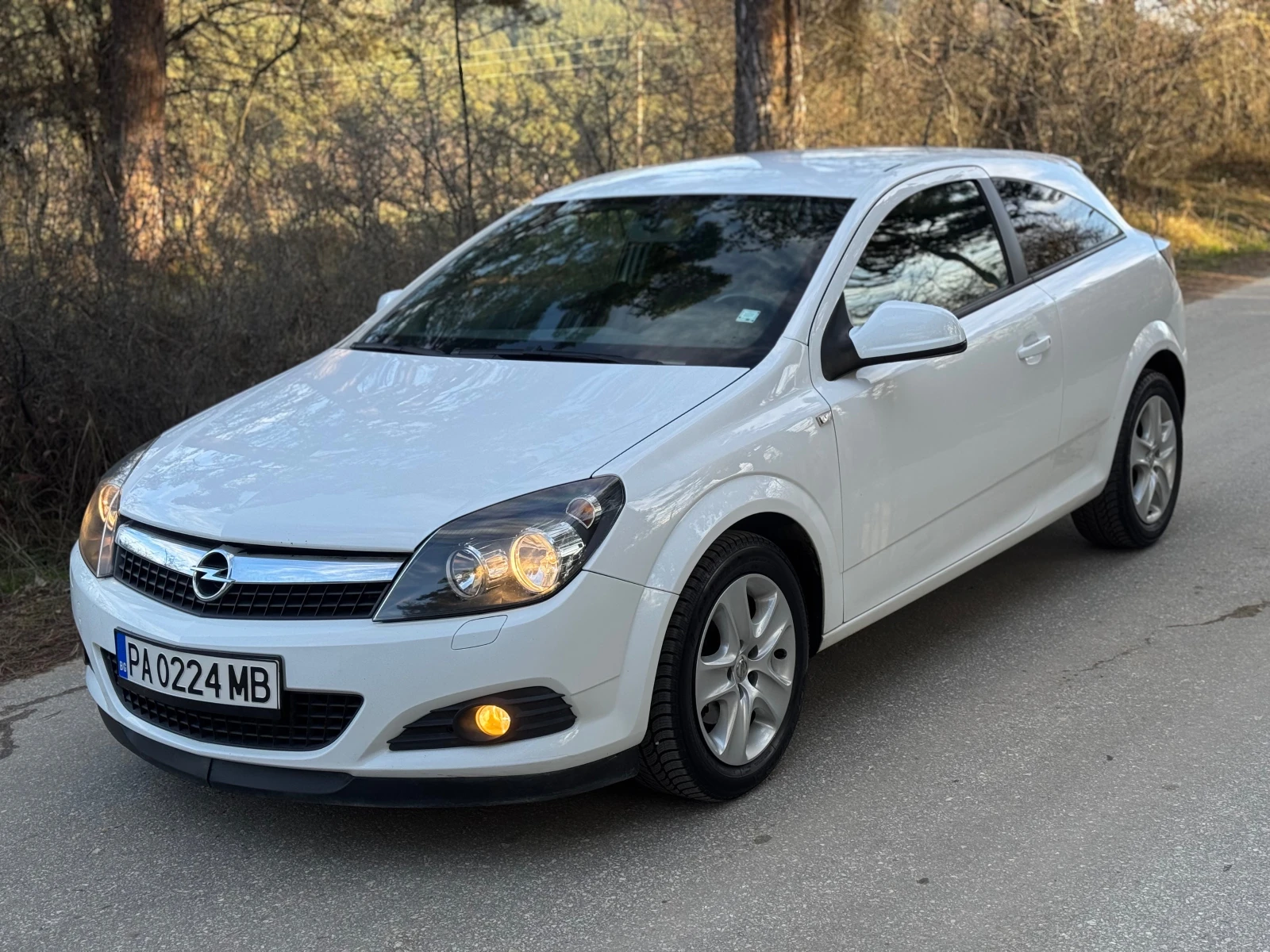 Opel Astra GTC/1.6/2010, снимка 1