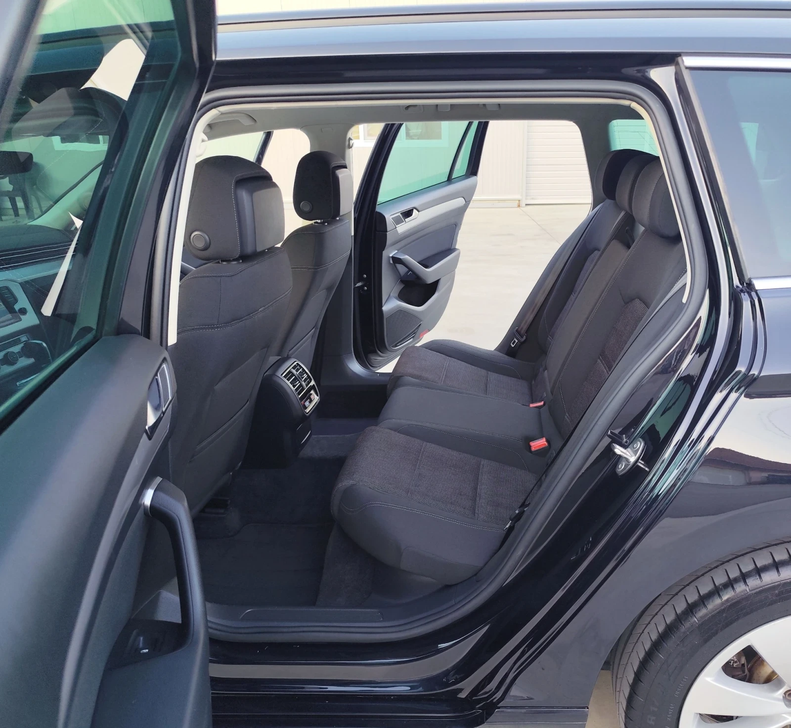VW Passat 2.0TDI-150k-DSG-LED-NAVI-DISTRONIC-МАСАЖ-EURO-6, снимка 11 - Автомобили и джипове - 55981339