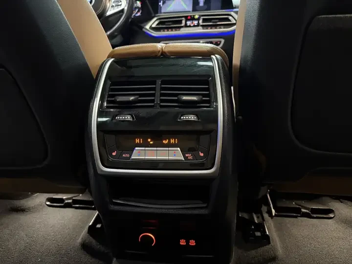 BMW X7 M* SPORT* BOWER* WILKINS* ДИСТРОНИК* ОБДУХВАНЕ* КА, снимка 16 - Автомобили и джипове - 54443436