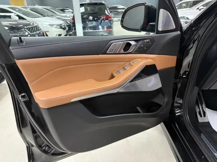 BMW X7 M* SPORT* BOWER* WILKINS* ДИСТРОНИК* ОБДУХВАНЕ* КА, снимка 7 - Автомобили и джипове - 54443436