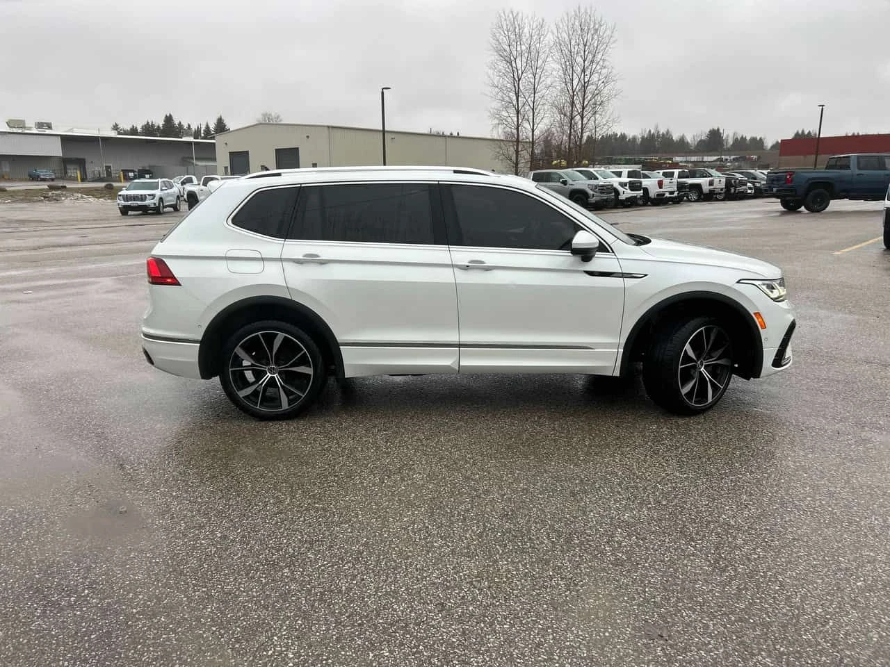 VW Tiguan Highline R Line /360/ОБДУХВАНЕ/ПОДГРЕВИ/LED , снимка 3 - Автомобили и джипове - 54109334