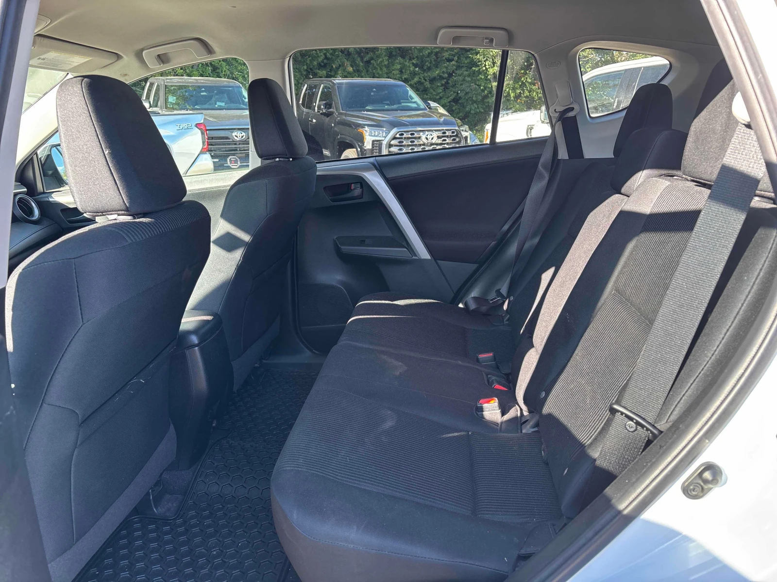 Toyota Rav4 * LE * АВТОКРЕДИТ * ГЛАВНО ПРЕДСТАВИТЕЛСТВО, снимка 10 - Автомобили и джипове - 56098613