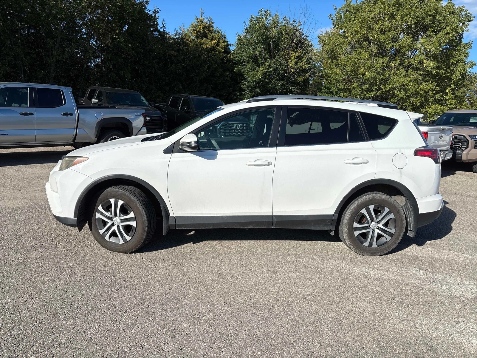 Toyota Rav4 * LE * АВТОКРЕДИТ * ГЛАВНО ПРЕДСТАВИТЕЛСТВО, снимка 3 - Автомобили и джипове - 56098613