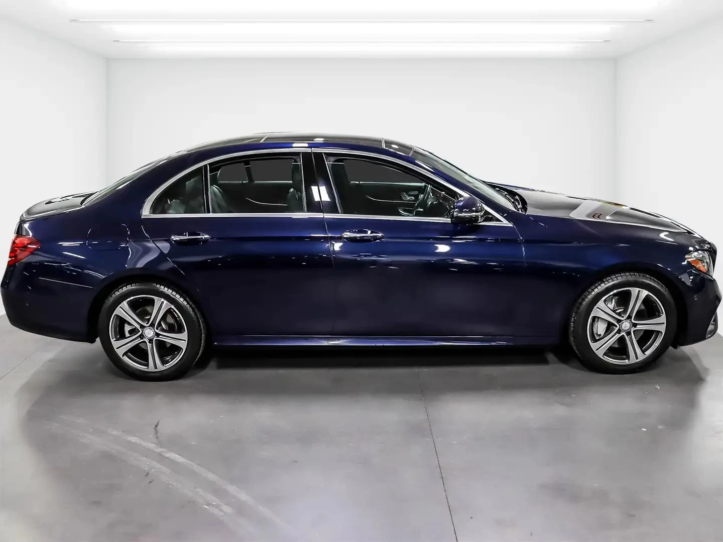 Mercedes-Benz E 300 LUXURY ЦЕНА ДО БЪЛГАРИЯ РЕГИСТРАЦИЯ & АВТОКРЕДИТ, снимка 3 - Автомобили и джипове - 55190308