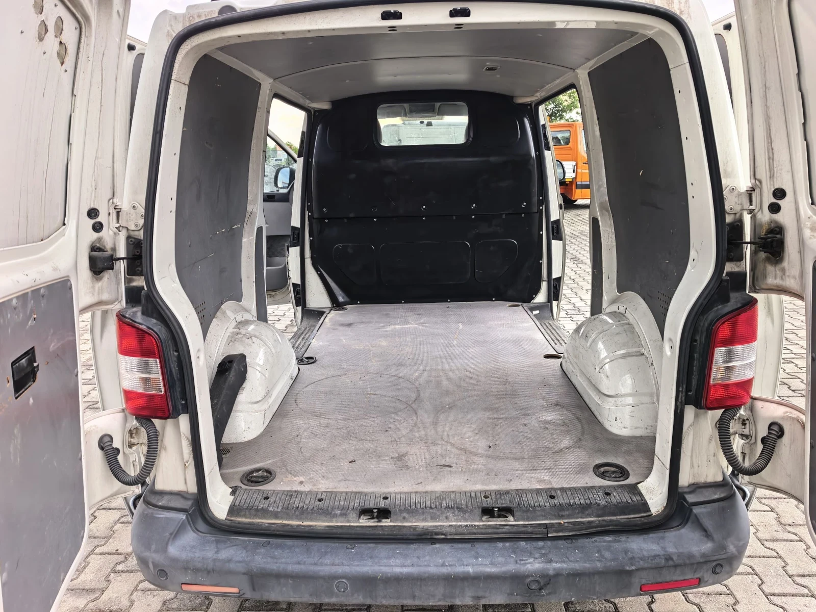 VW T6 2010г 2.0тди 140кс 4х4 Климатик, снимка 13 - Бусове и автобуси - 55225404