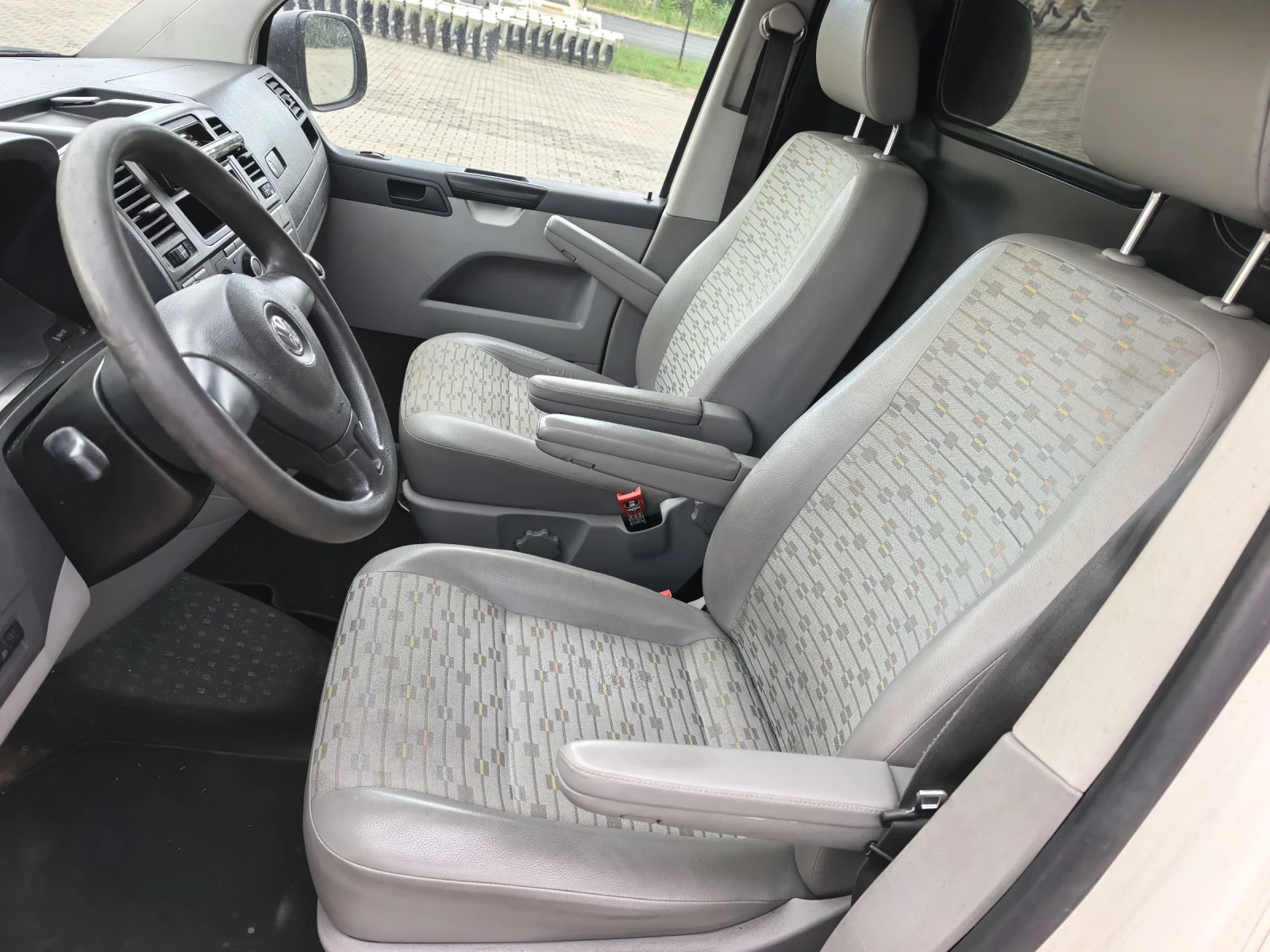 VW T6 2010г 2.0тди 140кс 4х4 Климатик, снимка 9 - Бусове и автобуси - 55225404