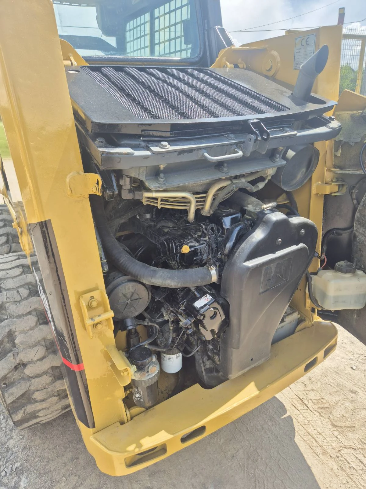 Мини челни товарачи Cat 226B - изображение 6