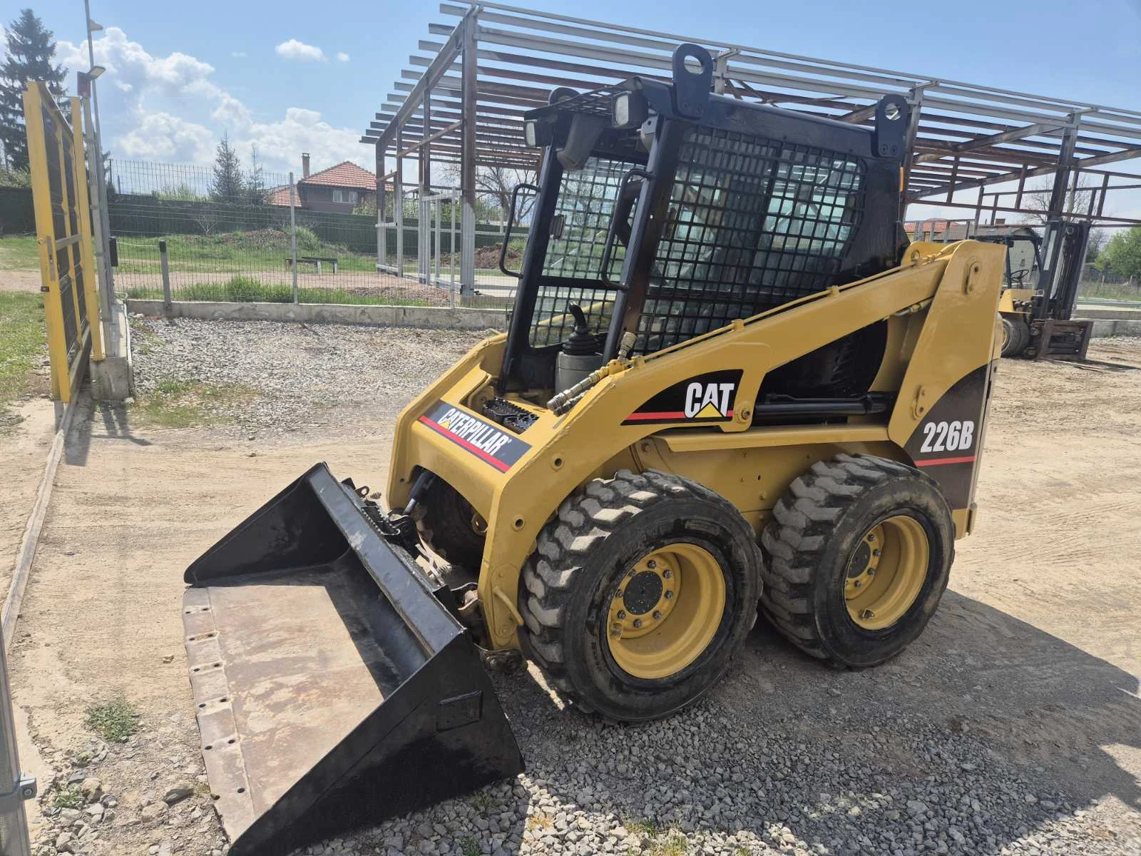 Мини челни товарачи Cat 226B - изображение 2