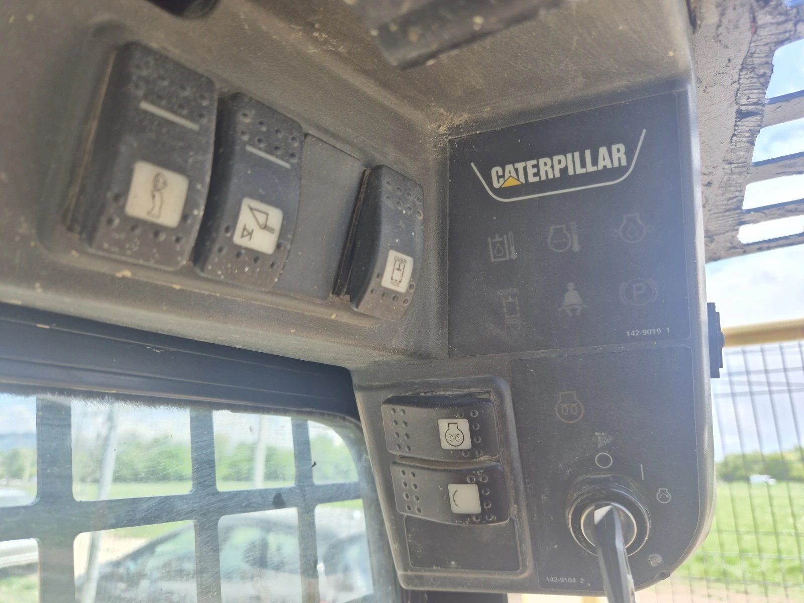 Мини челни товарачи Cat 226B - изображение 9
