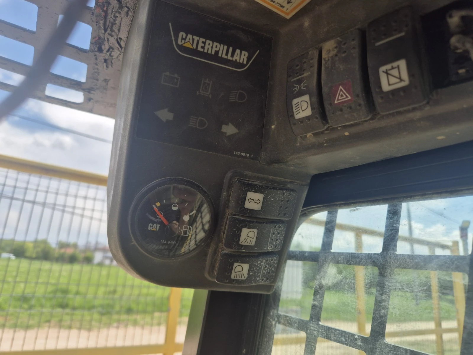 Мини челни товарачи Cat 226B - изображение 8