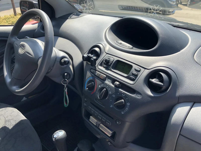 Toyota Yaris 1.0, снимка 7 - Автомобили и джипове - 47017969