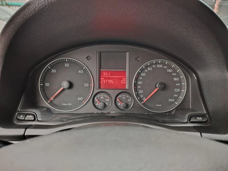 VW Golf 1.9 TDI, снимка 12 - Автомобили и джипове - 53203300