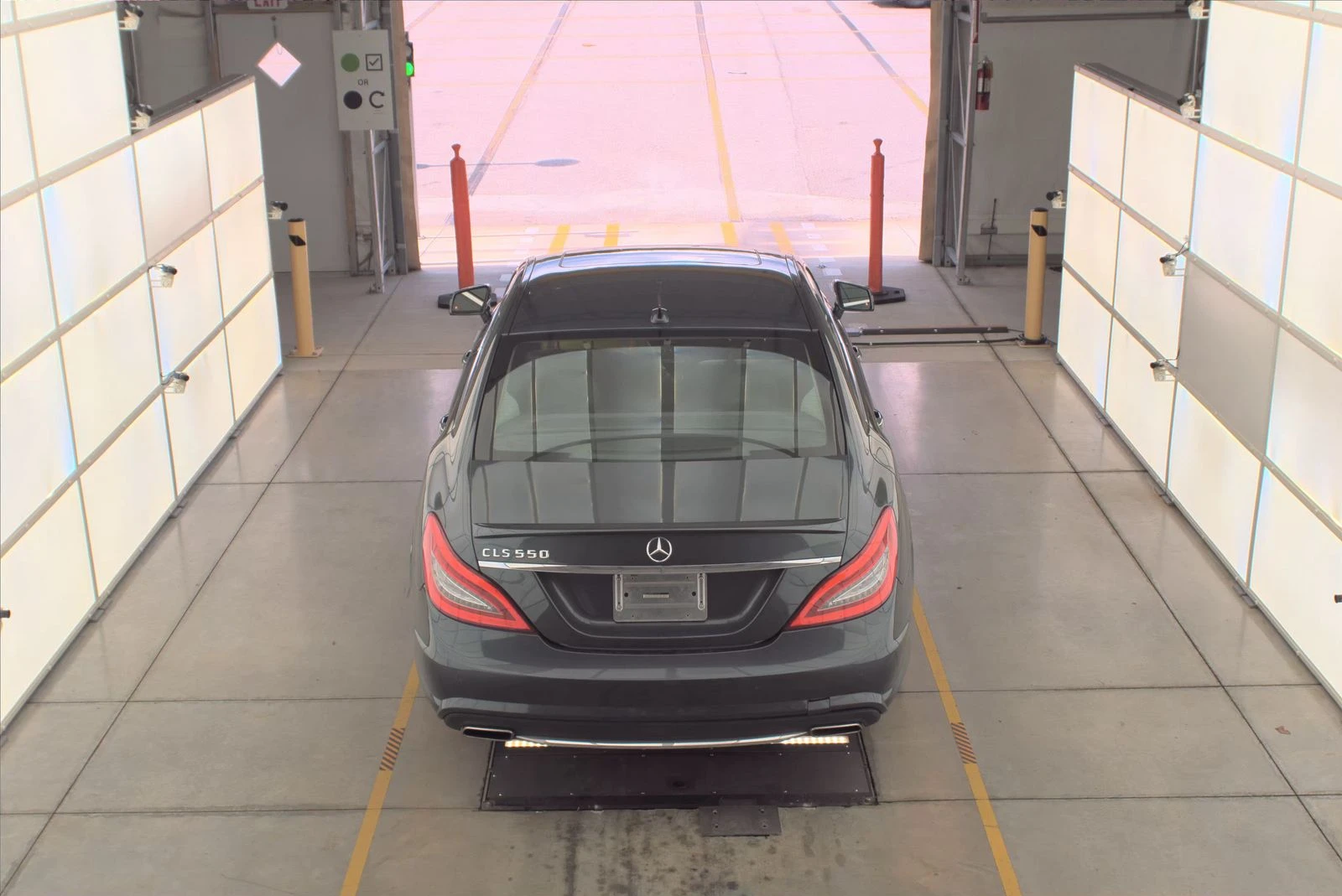 Mercedes-Benz CLS 550 AMG* МАСАЖ* ОБДУХ* СЛЕДЕНЕ НА ЛЕНТИ* KEYLESS GO* H - изображение 4