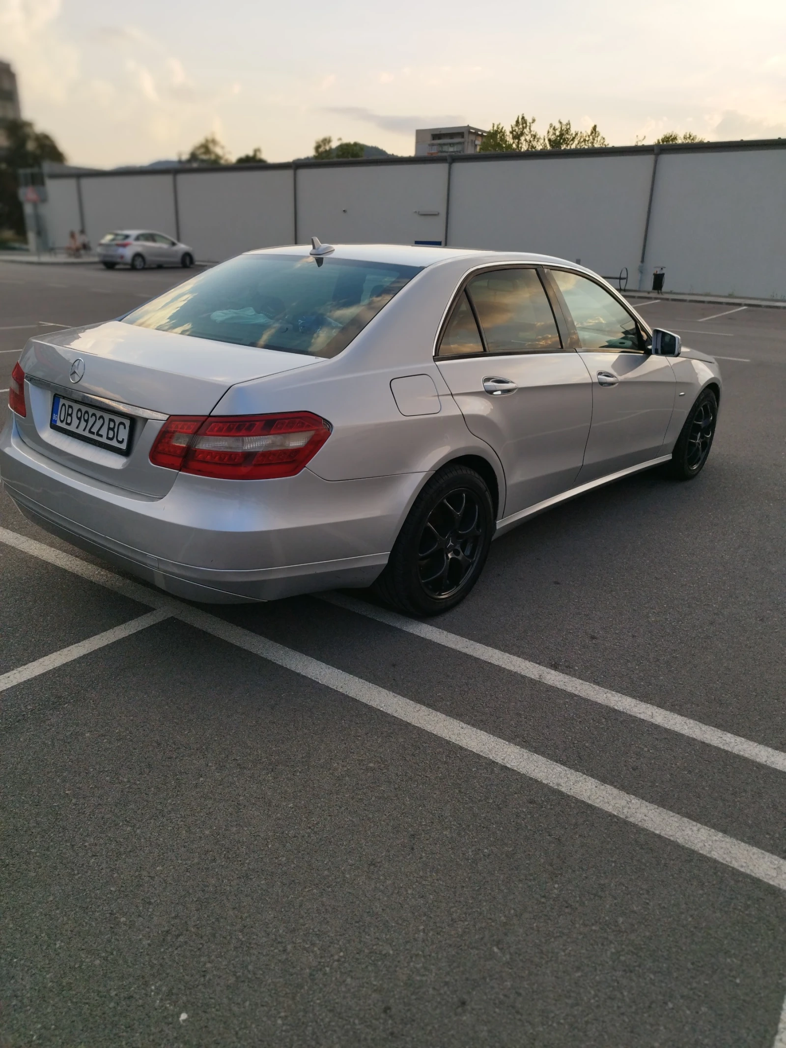 Mercedes-Benz E 200, снимка 4 - Автомобили и джипове - 54481744