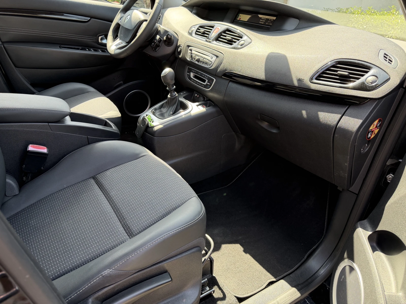 Renault Scenic 1.4Tce, снимка 10 - Автомобили и джипове - 55873242
