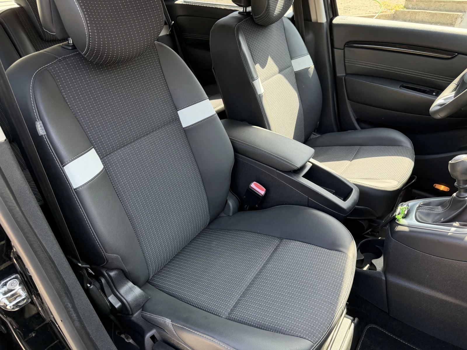 Renault Scenic 1.4Tce, снимка 12 - Автомобили и джипове - 55873242