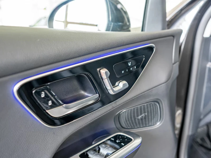 Mercedes-Benz GLC 300 AVANTGARDE/313HP/4MATIC/AHK/LED/AMBI/CARPLAY/207g, снимка 4 - Автомобили и джипове - 51487439