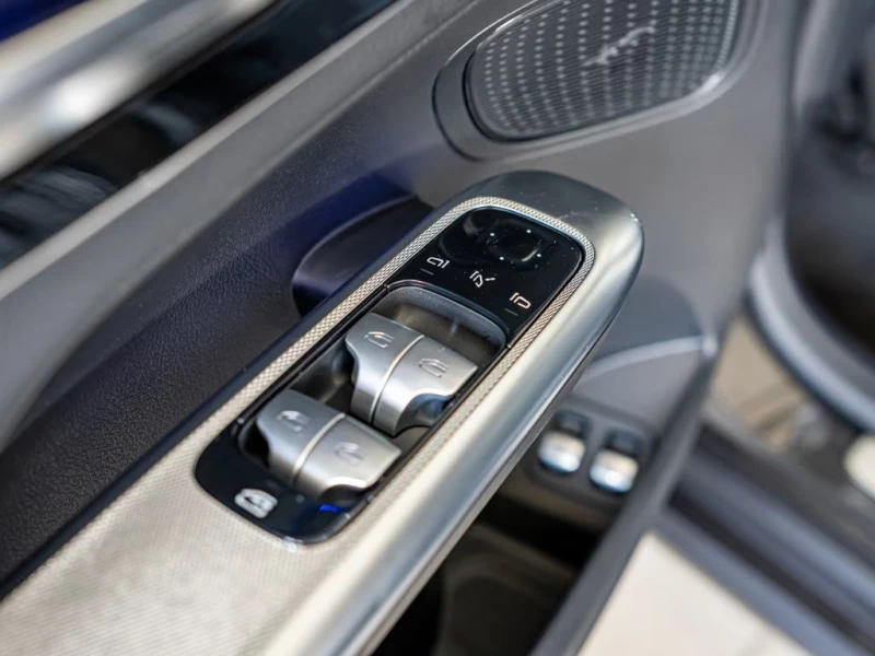 Mercedes-Benz GLC 300 AVANTGARDE/313HP/4MATIC/AHK/LED/AMBI/CARPLAY/207g, снимка 5 - Автомобили и джипове - 51487439