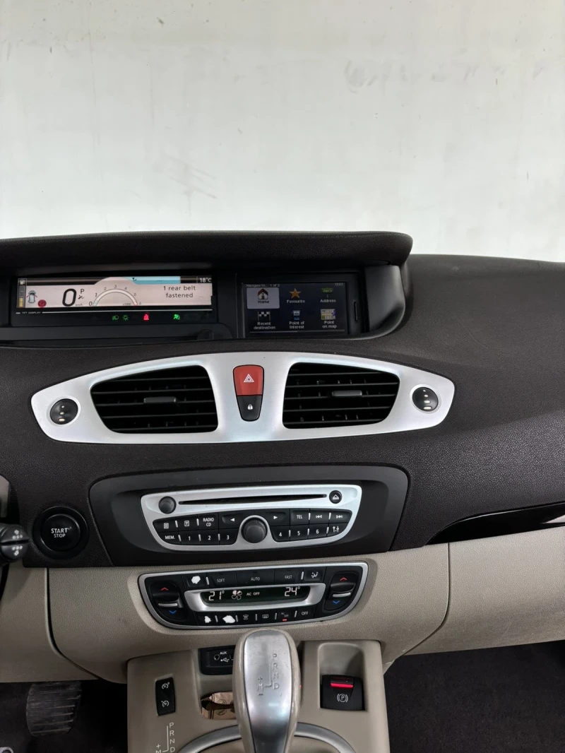 Renault Scenic, снимка 8 - Автомобили и джипове - 47896376