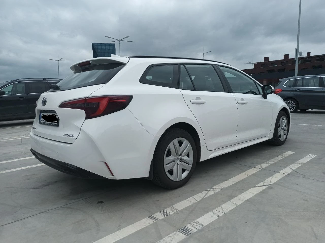 Toyota Corolla  140 к.с. / 1.8 Hybrid - изображение 2