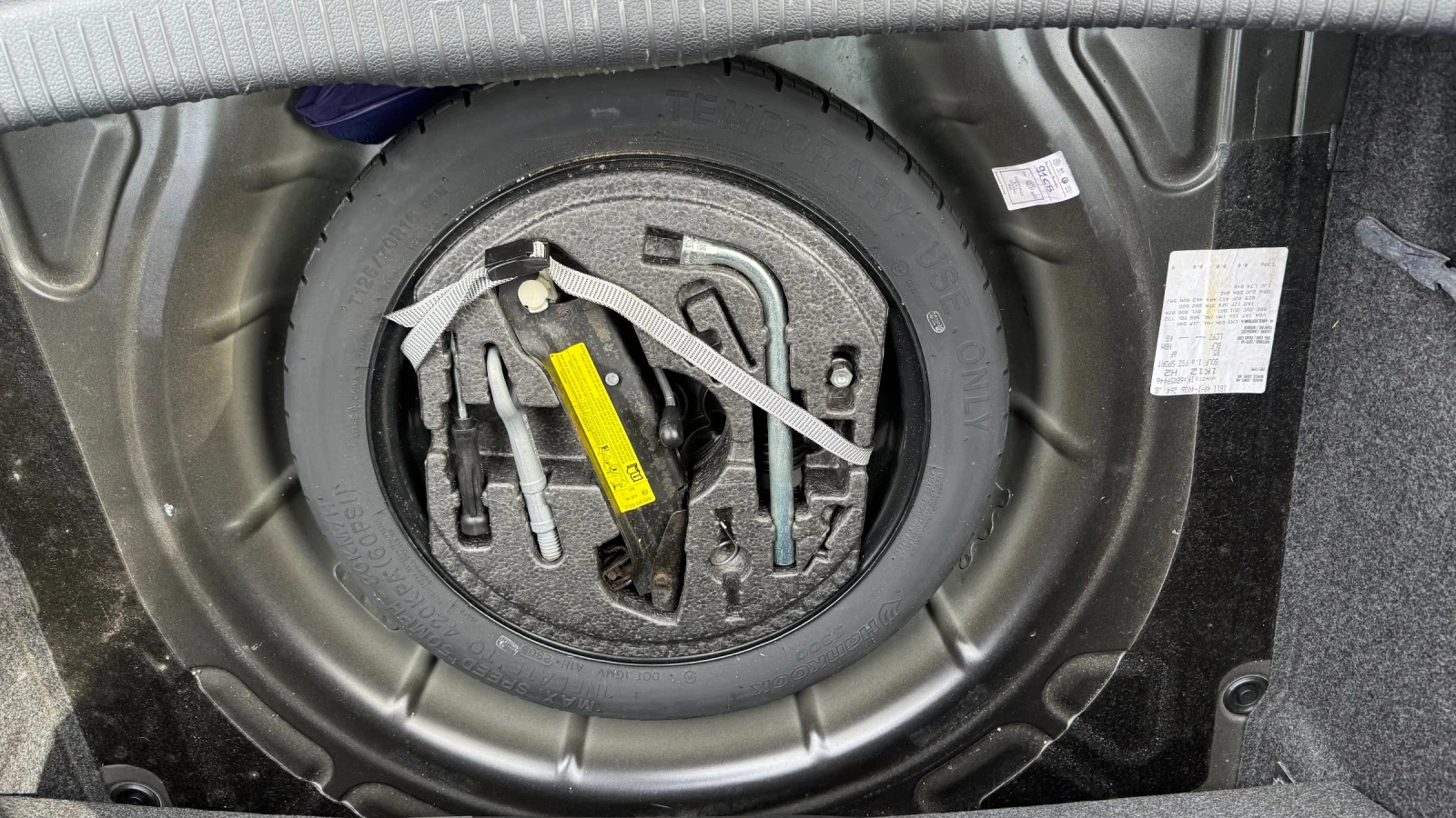 VW Golf 1.6 БЕНЗИН, снимка 16 - Автомобили и джипове - 53775358