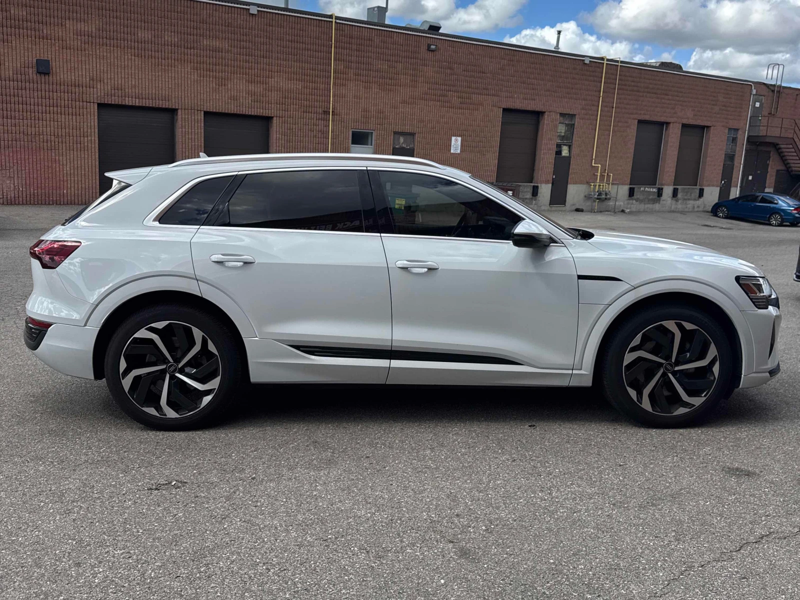 Audi E-Tron quattro Q8 | CARFAX | АВТОФИНАНСИРАНЕ, снимка 4 - Автомобили и джипове - 56079099