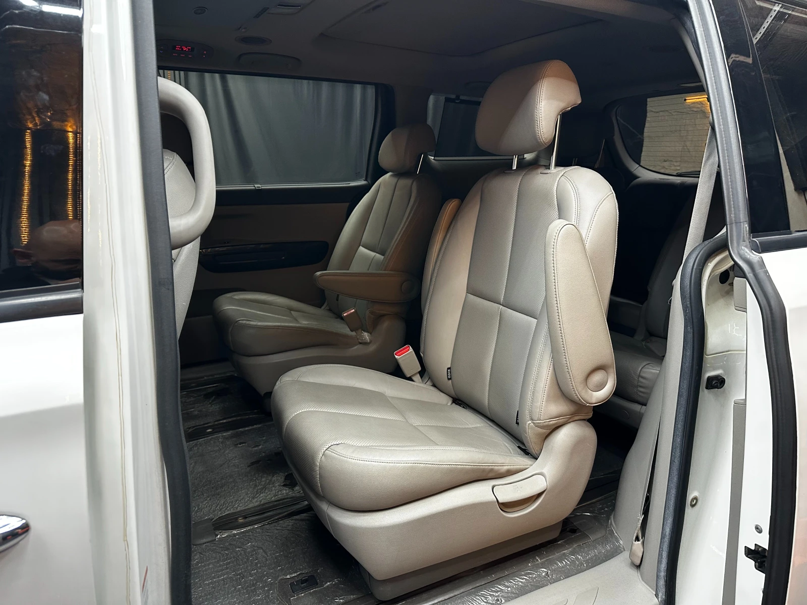 Kia Carnival 2.2CRDI/9 места/ВСИЧКИ ЕКСТРИ/ВНОС ОТ КОРЕЯ, снимка 9 - Автомобили и джипове - 56231309