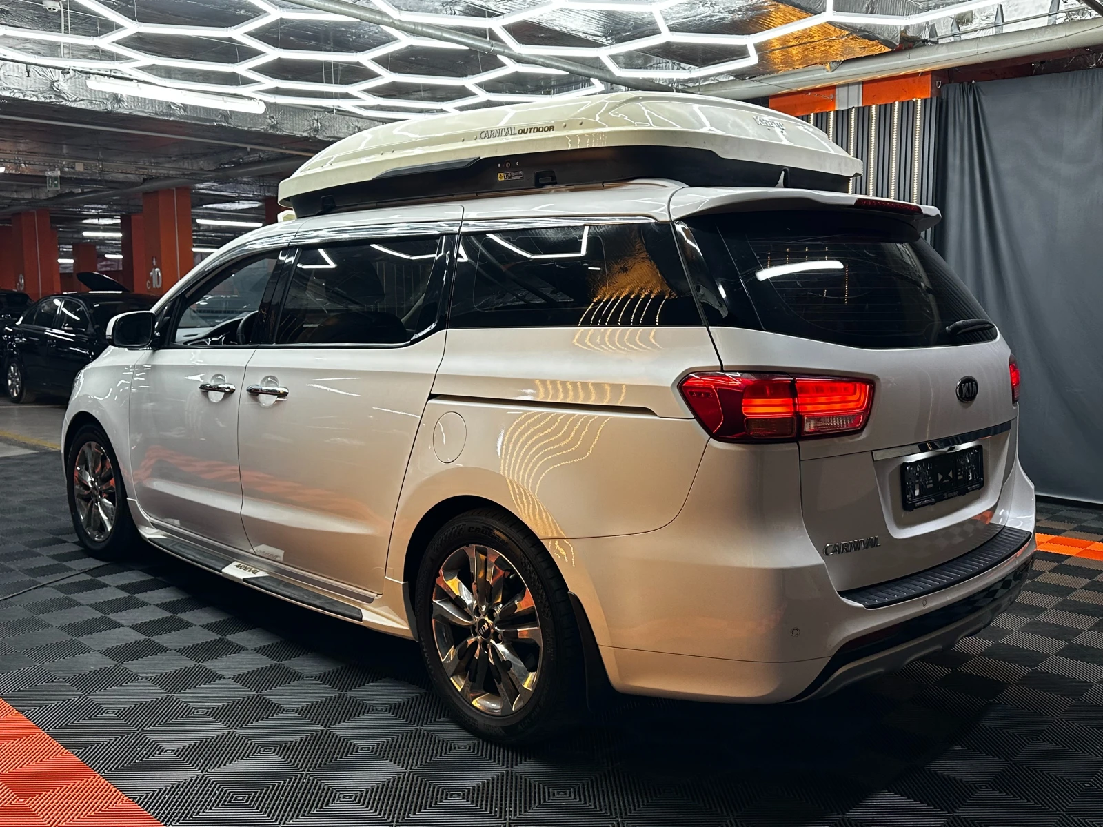 Kia Carnival 2.2CRDI/9 места/ВСИЧКИ ЕКСТРИ/ВНОС ОТ КОРЕЯ, снимка 6 - Автомобили и джипове - 56231309