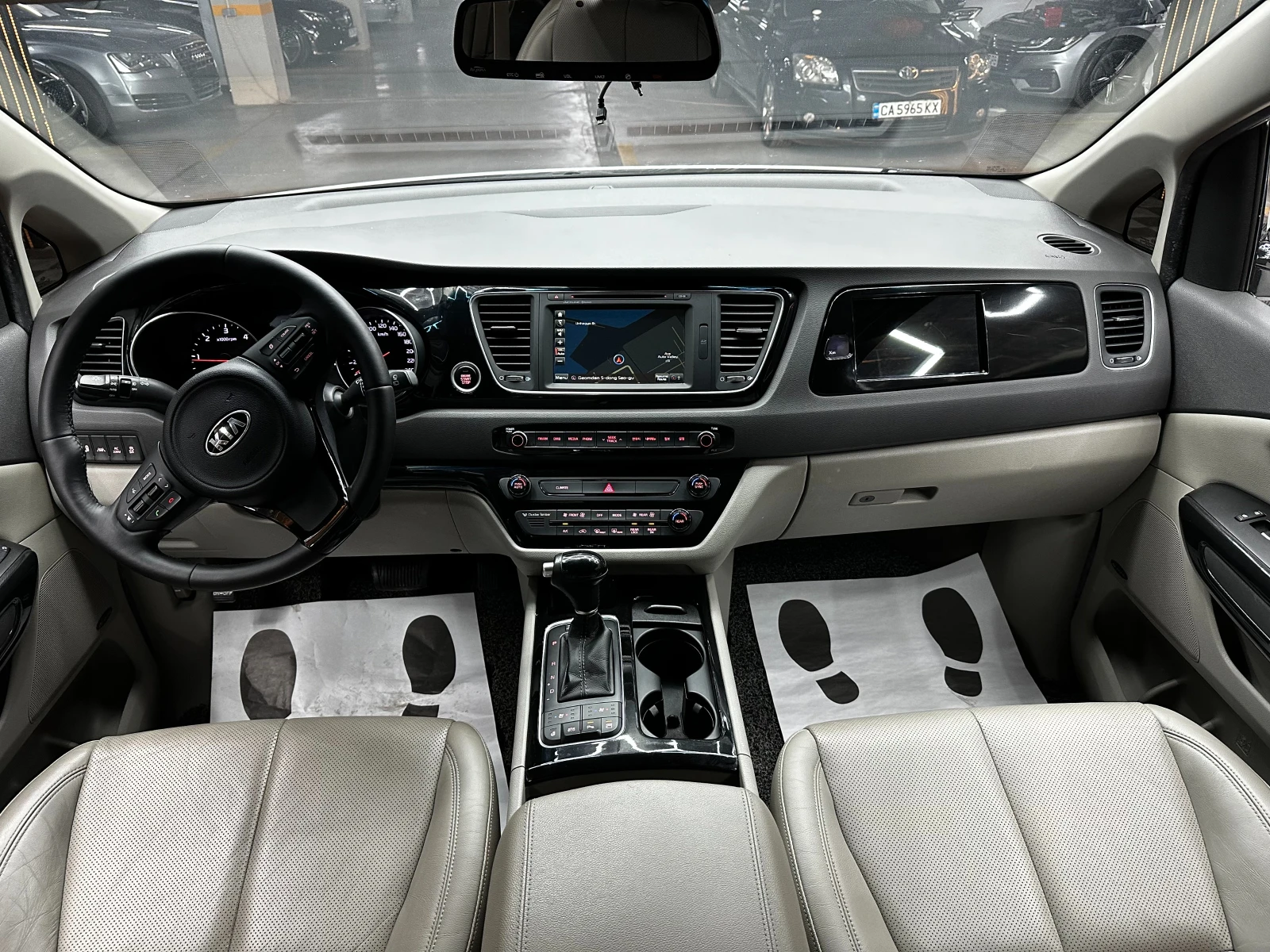 Kia Carnival 2.2CRDI/9 места/ВСИЧКИ ЕКСТРИ/ВНОС ОТ КОРЕЯ, снимка 13 - Автомобили и джипове - 56231309