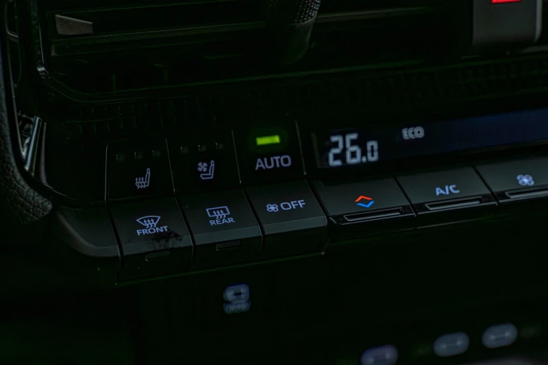 Toyota Land cruiser J250/i-Force MAX/4WD/Обдухване/JBL/HuD/Шибедах, снимка 10 - Автомобили и джипове - 52989107