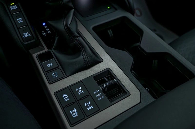 Toyota Land cruiser J250/i-Force MAX/4WD/Обдухване/JBL/HuD/Шибедах, снимка 17 - Автомобили и джипове - 52989107