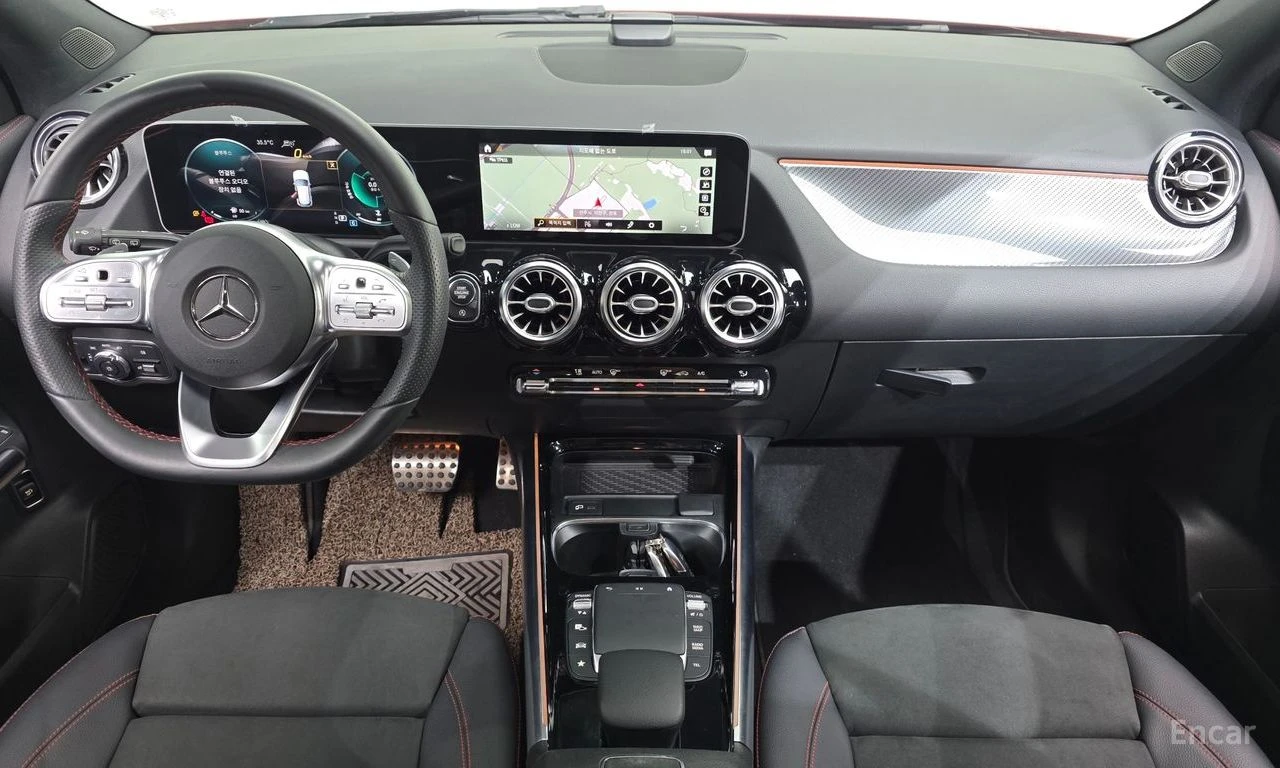 Mercedes-Benz GLA 250 4MATIC* AMG* CARBON* DISTRONIC* ПАНО* КРАЙНА ЦЕНА, снимка 11 - Автомобили и джипове - 55929343