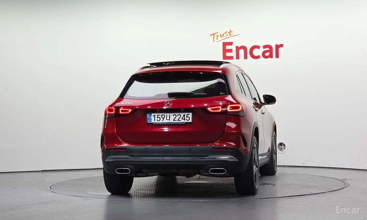 Mercedes-Benz GLA 250 4MATIC* AMG* CARBON* DISTRONIC* ПАНО* КРАЙНА ЦЕНА, снимка 3 - Автомобили и джипове - 55929343