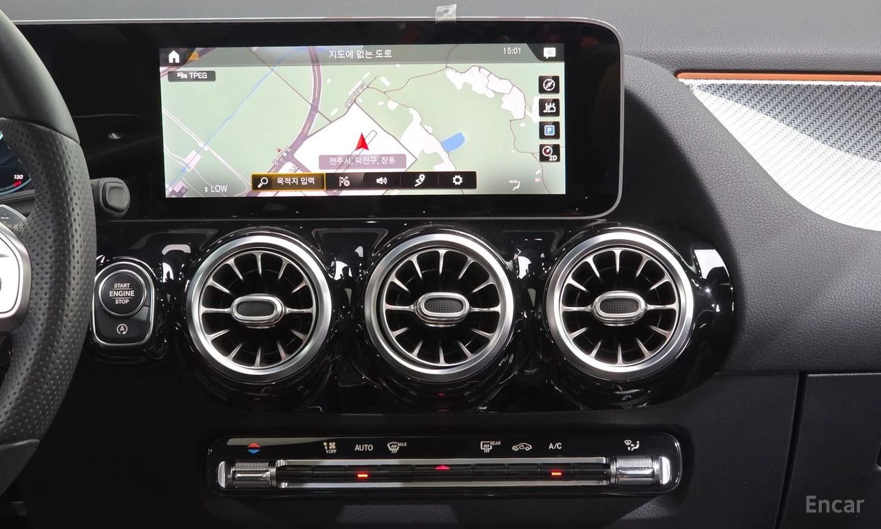 Mercedes-Benz GLA 250 4MATIC* AMG* CARBON* DISTRONIC* ПАНО* КРАЙНА ЦЕНА, снимка 14 - Автомобили и джипове - 55929343