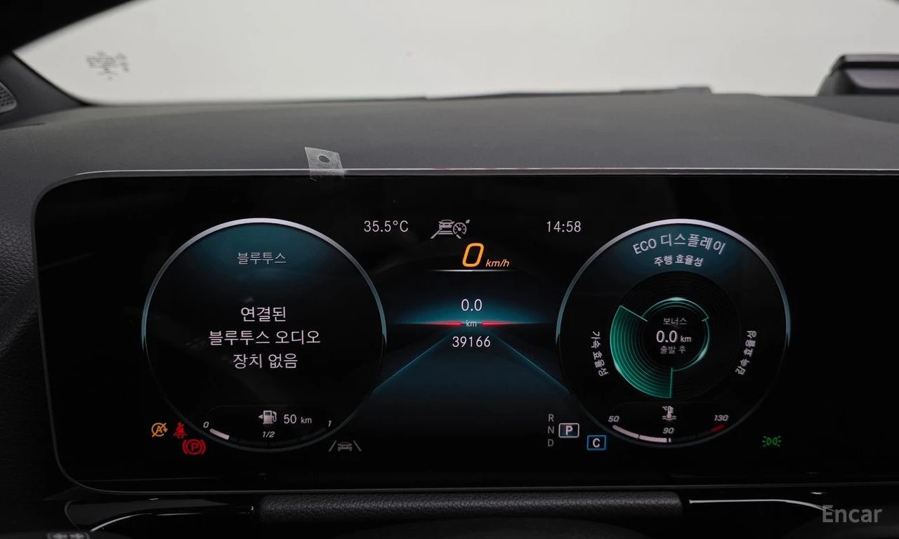 Mercedes-Benz GLA 250 4MATIC* AMG* CARBON* DISTRONIC* ПАНО* КРАЙНА ЦЕНА, снимка 13 - Автомобили и джипове - 55929343