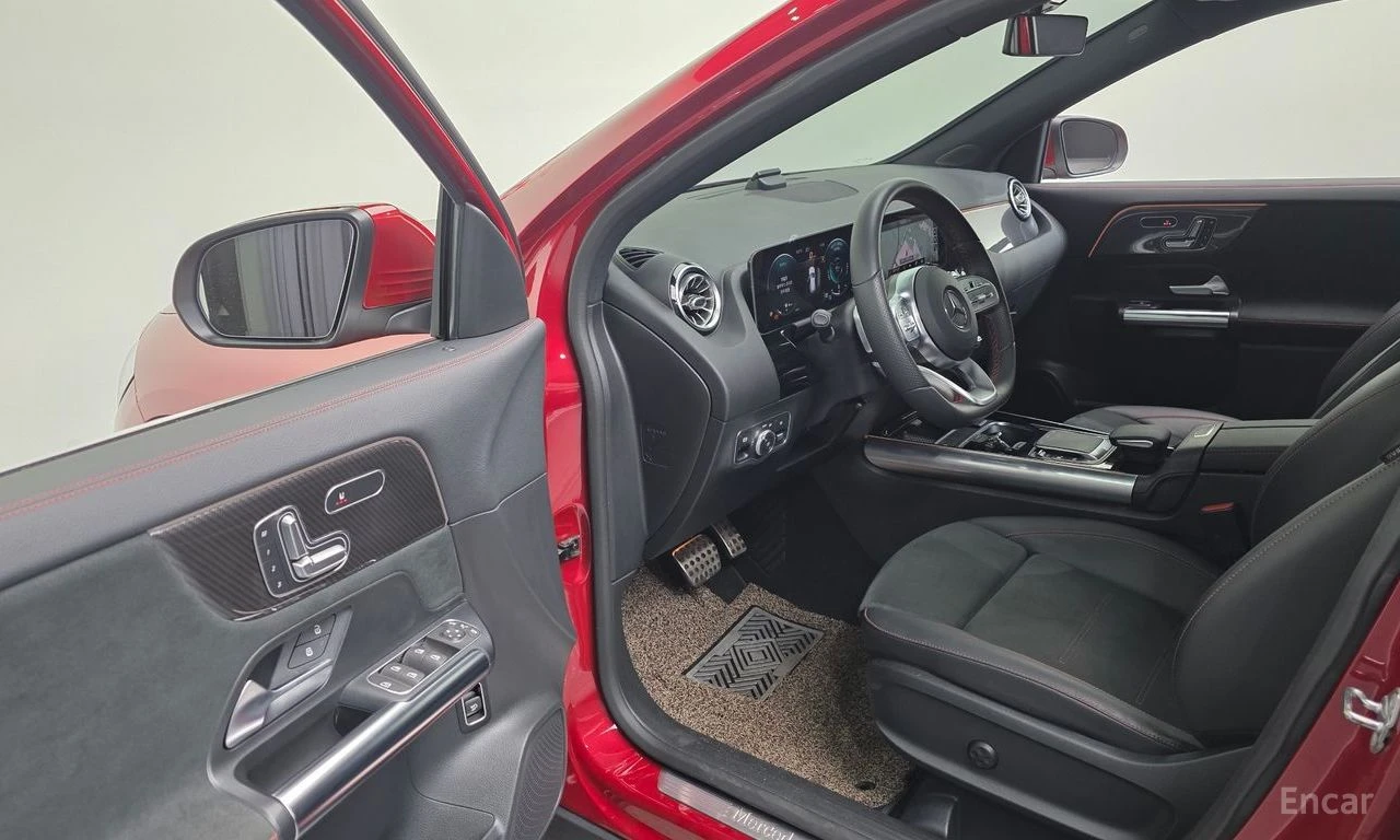 Mercedes-Benz GLA 250 4MATIC* AMG* CARBON* DISTRONIC* ПАНО* КРАЙНА ЦЕНА, снимка 8 - Автомобили и джипове - 55929343