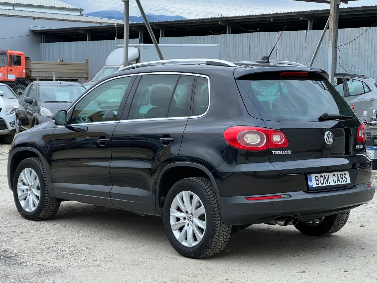 VW Tiguan 2.0TDI-140к.с./ 4х4 /Подгрев/ Парктроник/Оff-road, снимка 7 - Автомобили и джипове - 53972966