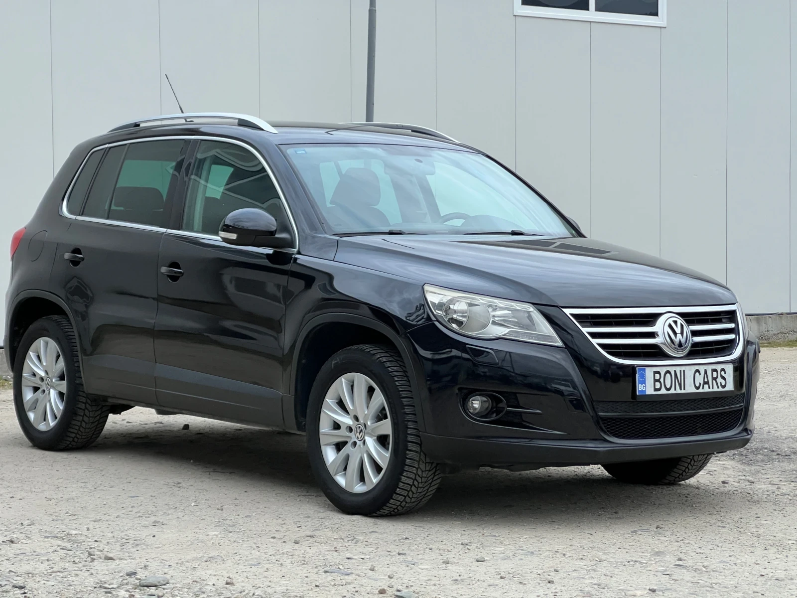 VW Tiguan 2.0TDI-140к.с./ 4х4 /Подгрев/ Парктроник/Оff-road, снимка 3 - Автомобили и джипове - 53972966