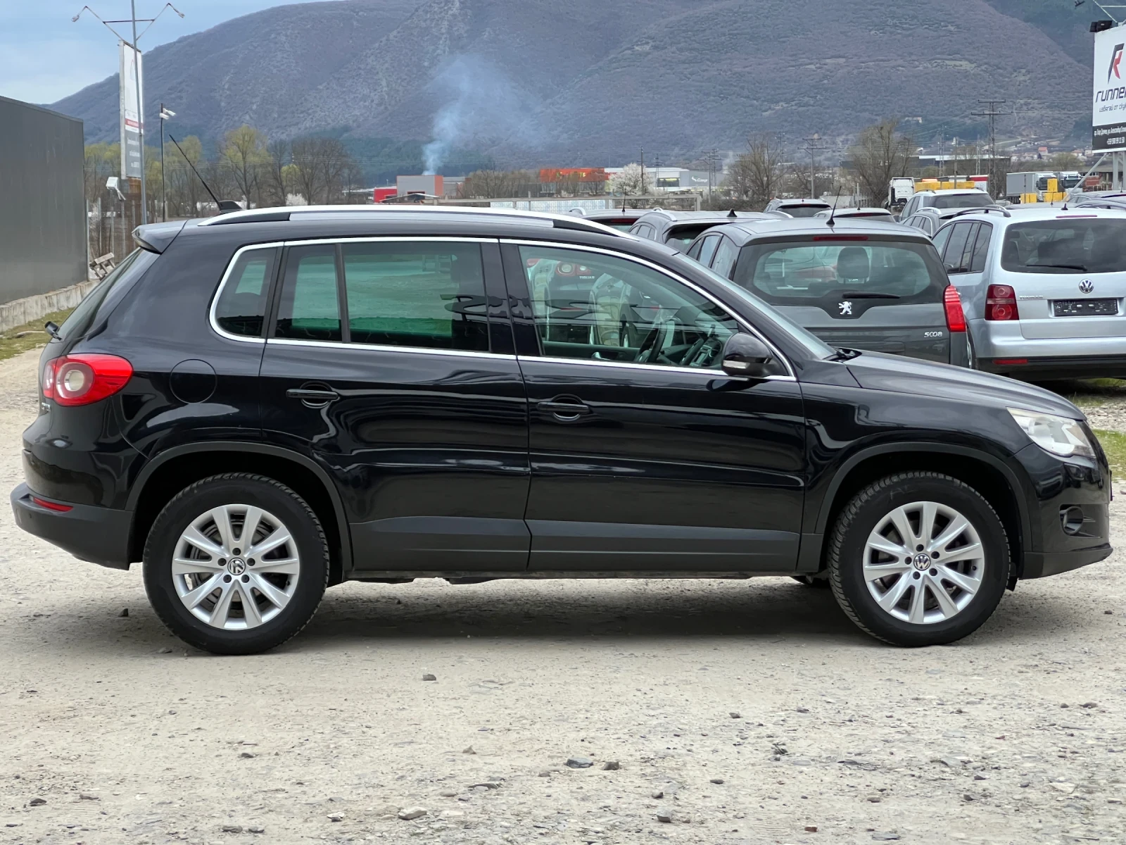 VW Tiguan 2.0TDI-140к.с./ 4х4 /Подгрев/ Парктроник/Оff-road, снимка 4 - Автомобили и джипове - 53972966