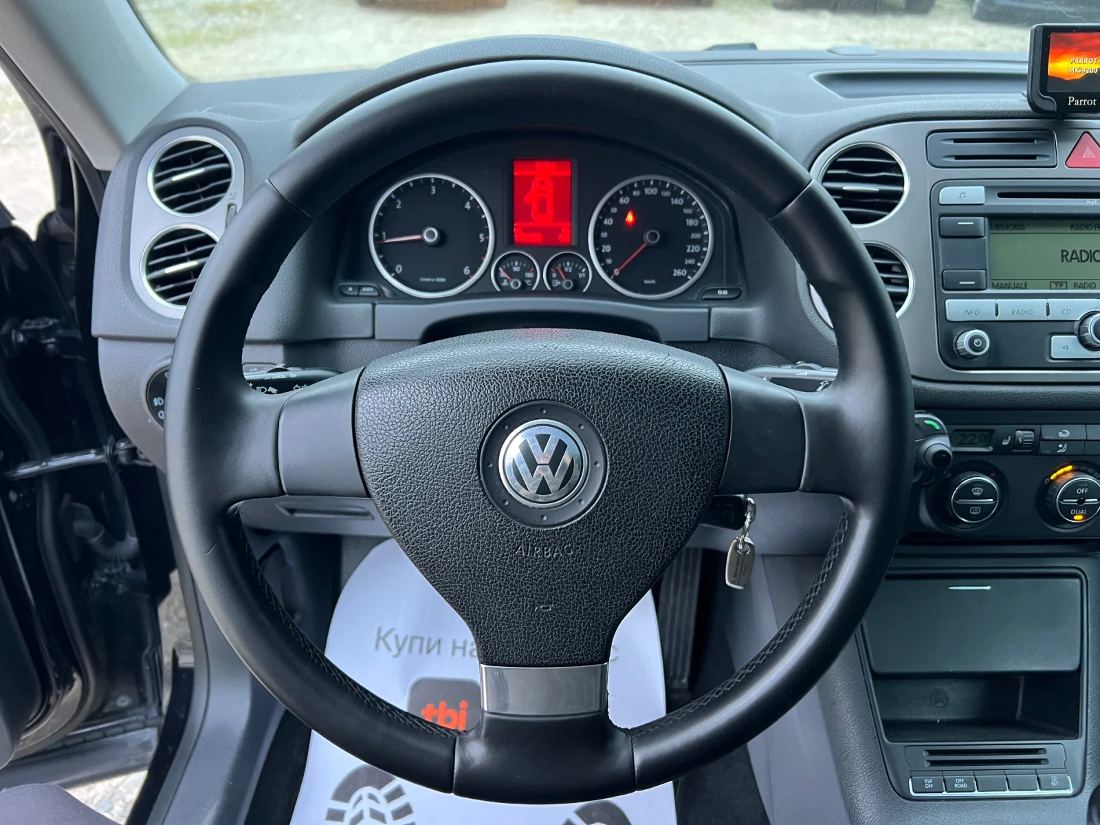 VW Tiguan 2.0TDI-140к.с./ 4х4 /Подгрев/ Парктроник/Оff-road, снимка 14 - Автомобили и джипове - 53972966