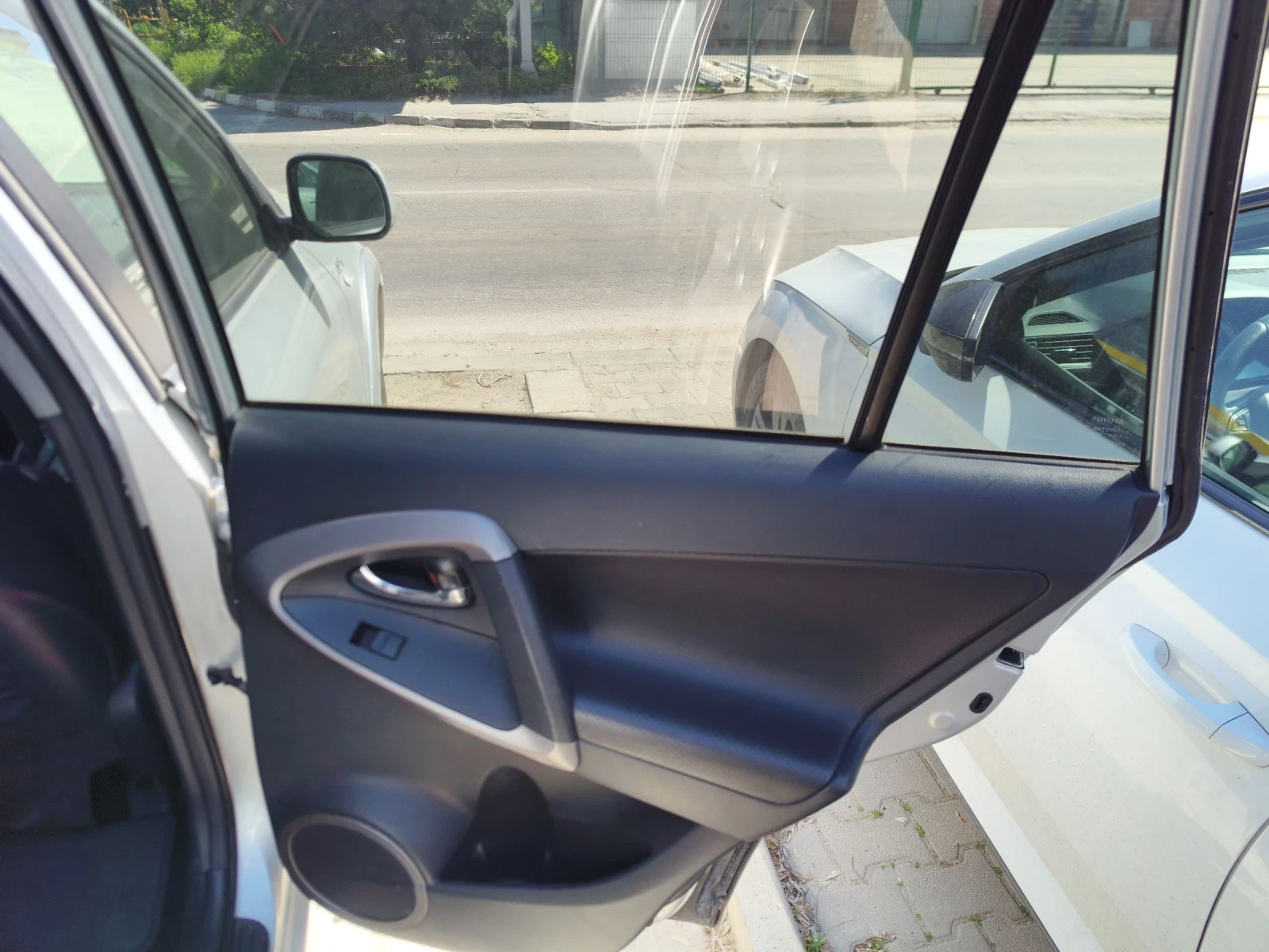Toyota Rav4 2.2 D-CAT, снимка 13 - Автомобили и джипове - 54379036