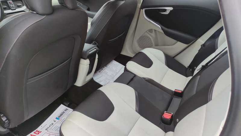 Volvo V40 Cross Country 2.0 D MOMENTUM, снимка 5 - Автомобили и джипове - 53476625